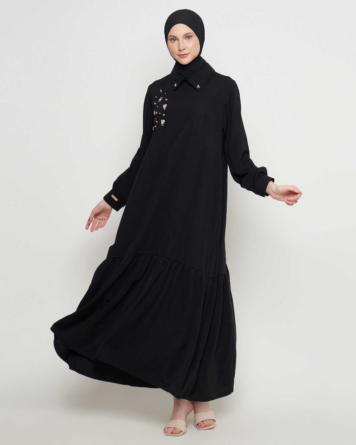 Gamis Wanita Mewah Warna Black dengan Payet Shenada - Depan 2 - Potrait