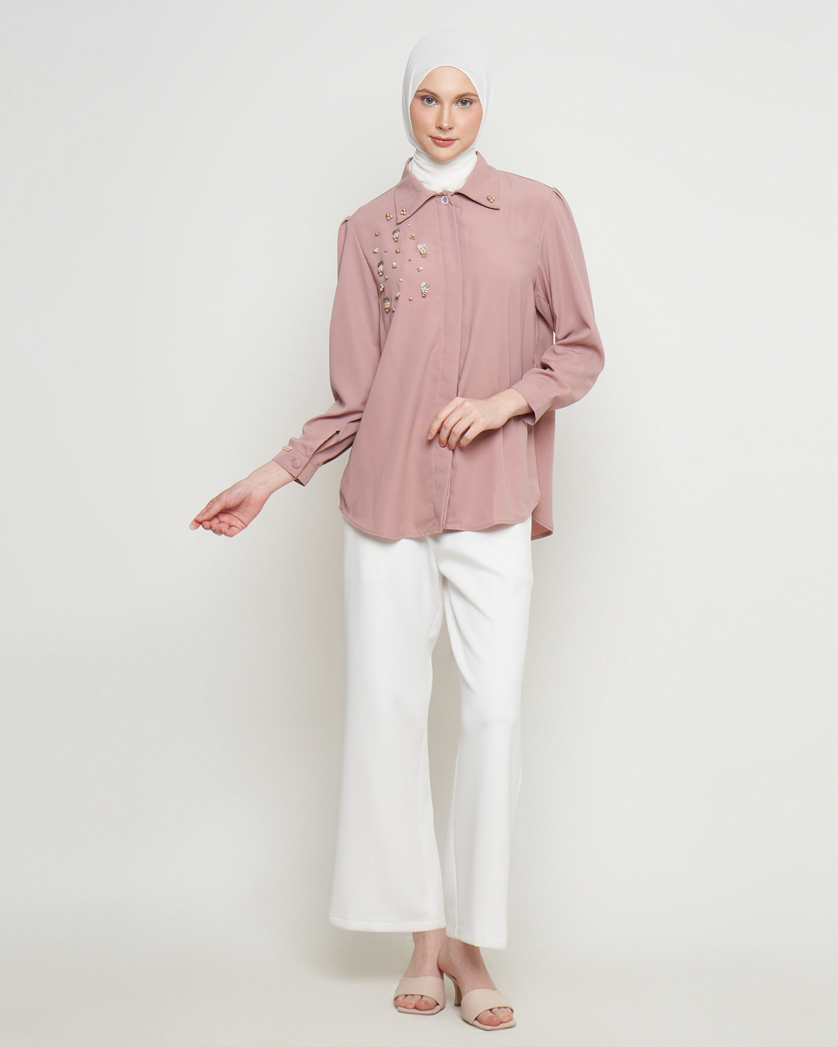 Kemeja wanita mewah dengan payet shenada warna rosy brown - Depan 1 - Potrait