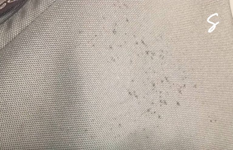 Cara Menghilangkan Bintik Hitam di Baju