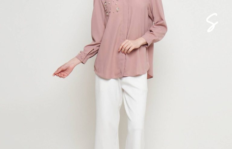 Opsi Warna Celana yang Cocok dengan Kemeja Warna Pink