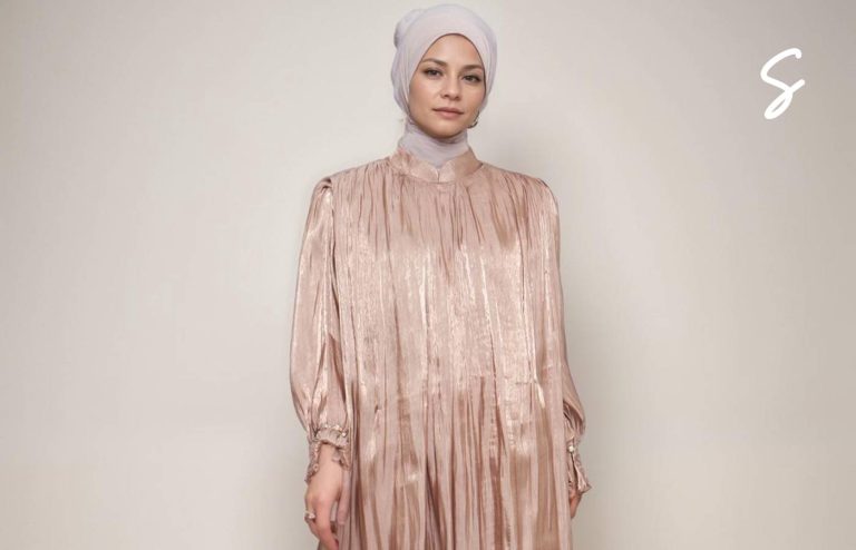 Opsi Warna Gamis Shenada untuk Kulit Warm Undertone Paling Cocok