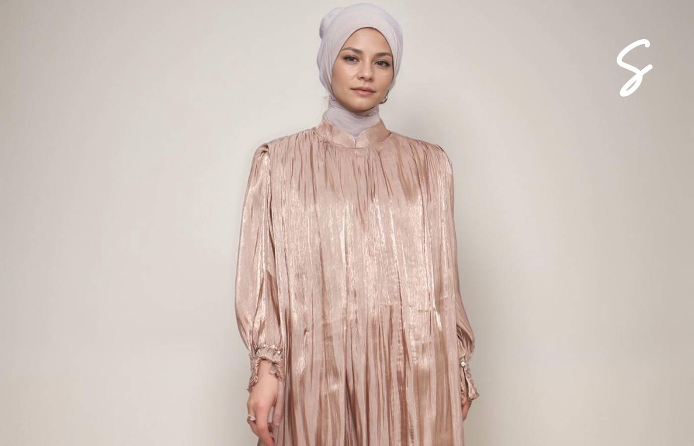 Opsi Warna Gamis Shenada untuk Kulit Warm Undertone Paling Cocok