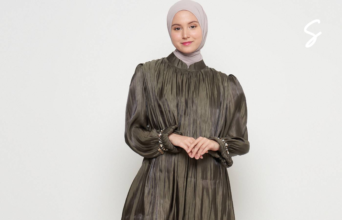 Ragam Warna Jilbab yang Cocok dengan Gamis Warna Army