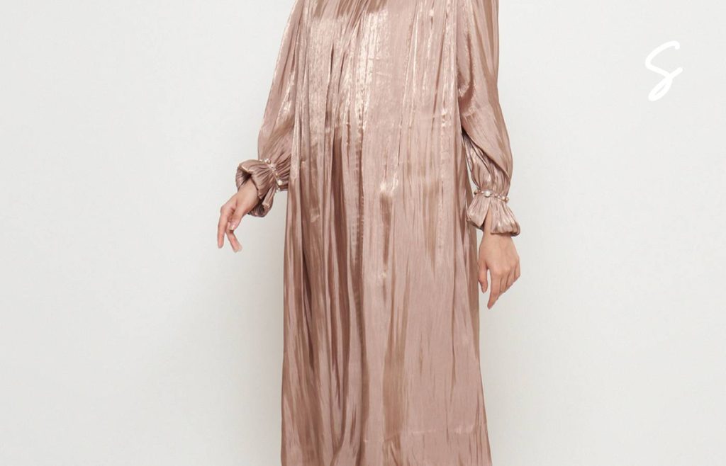 Tips Memakai Gamis Shimmer yang Sylish dan Tak Berlebihan 4 Tips Memakai Gamis Shimmer yang Sylish dan Tak Berlebihan