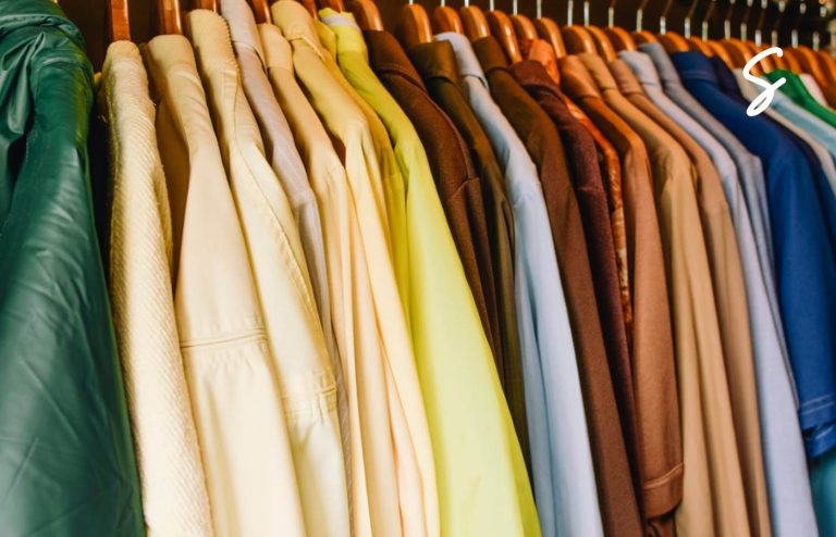 Tips Menggantung Gamis di Lemari Pakaian