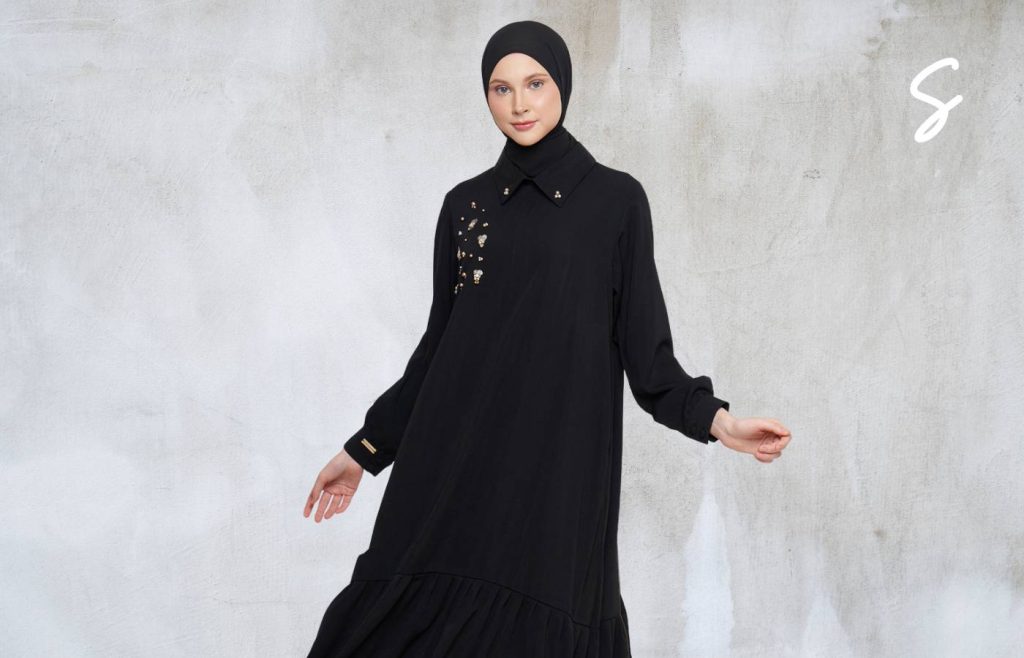 5 Tips Pakai Baju Hitam Agar Tak Terlihat Kusam 4 Tips Pakai Baju Hitam Agar Tak Terlihat Kusam